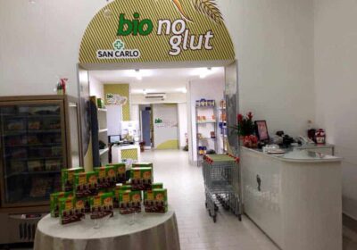 Mazzola Design S.r.l.s: allestimento Farmacia San Carlo "Bio no glut"